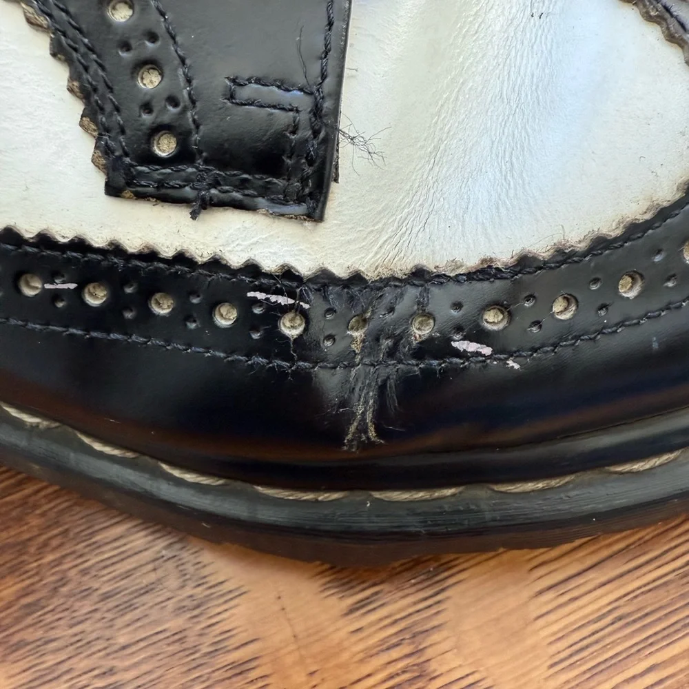 DOC MARTENS Vintage Oxford Brogues England Black White Wingtip Academia M 8 W 9‎